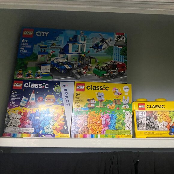 Lego Sets.    2,362 blocks - Picture 1 of 5